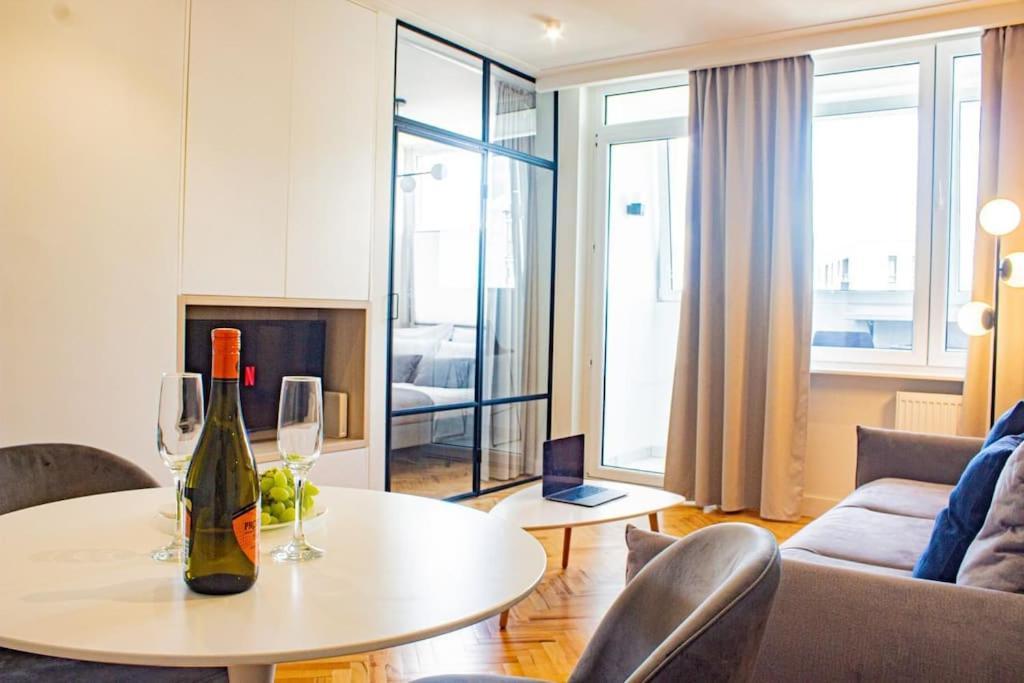 Central Apartment With Balcony And Views, Old Town, Metro Warszawa Eksteriør billede